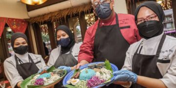 YUZGAURAN atau Cef Yuz (dua dari kanan) menunjukkan menu nasi kerabu yang ditawarkan dalam bufet Ramadan di Hotel Casa del Rio, Melaka. - UTUSAN/SYAFEEQ AHMAD
