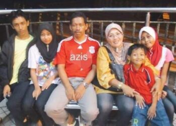 GAMBAR kenangan Mohd. Faridzulhelmy Abd Azis (kiri) bersama arwah bapa, Sarjan Abd Azis Sarikon (tiga kiri) dan ahli keluarga yang lain