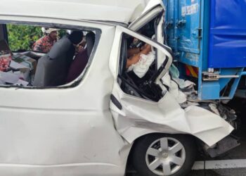 KEADAAN van jenis Toyota Hiace yang remuk pada bahagian hadapan selepas terlibat kemalangan di Kilometer 207 PLUS arah selatan berhampiran Alor Gajah, Melaka.