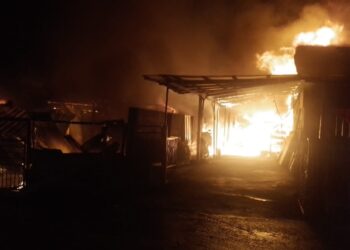 KEADAAN lima rumah di Kampung Baru, Salak Selatan yang musnah terbakar pagi tadi.