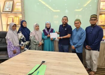 SYAIFUL Rizal (tiga dari kanan) menyerahkan sumbangan kepada Anniza (empat dari kiri) di Masjid Kuarters KLIA, Nilai, Seremban hari ini.