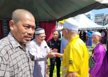 MOHD. Amar Nik Abdullah (dua dari kiri) sempat beramah mesra dengan orang-ramai selepas menyampaikan kuliah pagi Jumaat di Medan Ilmu Tok Guru, Kota Bharu, Kelantan hari ini. UTUSAN/MUSTAQIM MOHAMED