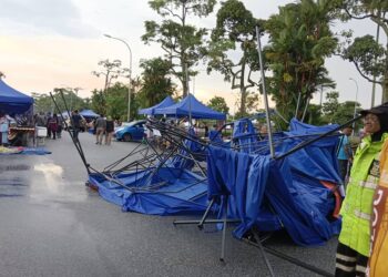 SEBAHAGIAN khemah bazar Ramadan yang rosak akibat hujan lebat dan angin kuat petang yang berlaku di Nilai, Seremban, petang semalam.