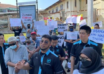 HISHAMUDDIN bersama penduduk Kampung Koskan Tambahan, Rawang menuntut penjelasan wakil pejabat daerah berhubung status sebidang tanah dalam satu sidang media di perkarangan Pejabat Daerah/Tanah Hulu Selangor, Jalan Bukit Kerajaan, Pekan Kuala Kubu Bharu.