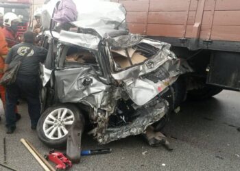 ANGGOTA bomba bertungkus lumus mengeluarkan mangsa dari dalam sebuah kereta Toyota Wish yang terlibat dalam kejadian kemalangan di Kilometer 15.1 Lebuhraya Kajang-Seremban (Lekas) arah Selatan dekat Kampung Batang Benar, Seremban, petang tadi.-GAMBAR/IHSAN BOMBA.