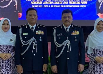 YAHAYA Othman (dua dari kiri) dilantik sebagai Pemangku Ketua Polis Kuala Lumpur menggantikan Azmi Abu Kassim yang bakal menerajui Jabatan Pengurusan Bukit Aman.