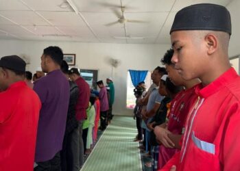 Masyarakat Orang Asli di Pos Hendrop, Gua Musang, Kelantan menunaikan solat berjemaah di Masjid Al-Hidayah, Pos Hendrop, Gua Musang, Kelantan. – Mingguan/AIMUNI TUAN LAH