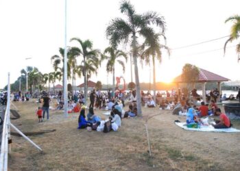 ORANG ramai membanjiri tepi Sungai Kelantan untuk berbuka puasa di Lembah Sireh, Kota Bharu, Kelantan. – Mingguan/KAMARUL BISMI KAMARUZAMAN