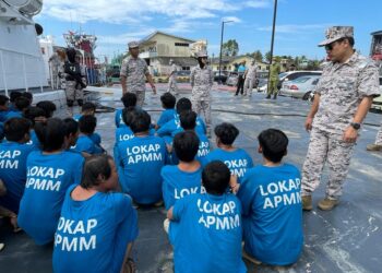 SYED Nor Adli Syed Ab. Rahaman (kanan) melakukan  pemeriksaan terhadap nelayan asing Vietnam di pangkalan operasi Maritim Malaysia Kelantan, di Tok Bali, Pasir Puteh, Kelantan hari ini. UTUSAN/TOREK SULONG