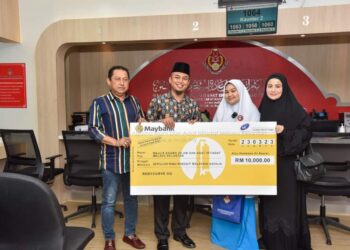 PUTRI Mumtaz Sunnafis Luthfiya Mohd. Mustamaman (dua kanan) bersama ibu dan bapanya semasa membayar zakat perniagaan kepada Maik di Kota Bharu, Kelantan.-UTUSAN/IHSAN MAIK