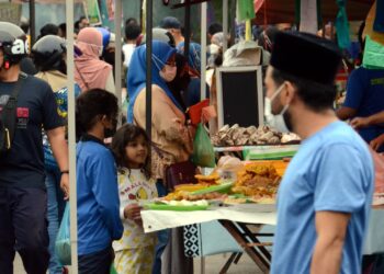 JUAL beli melibatkan penipuan dalam kualiti dan kuantiti makanan adalah dilarang dalam Islam kerana
ia boleh menimbulkan ketidakpuasan hati para pembeli.
