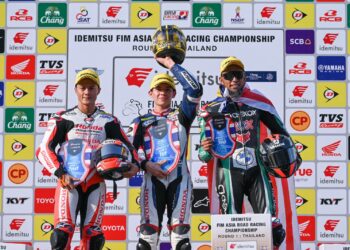 Pelumba Honda Asia Dream, Zaqhwan Zaidi (kiri) meraih tempat kedua bagi kategori ASB1000 Kejuaraan Motorsikal Asia (ARRC) di Litar Antarabangsa Buriram, Thailand, sementara Azlan Shah Kamaruzaman (kanan) yang beraksi untuk Onexox BMW TKKR di tempat ketiga. (FOTO: Ihsan Asia Road Race Championship )