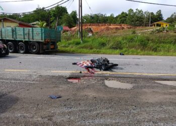 SEORANG lelaki maut selepas motosikalnya bertembung dengan sebuah treler di Kilometer 17, Jalan Gua Musang-Kuala Krai berhampiran Renok Baru, Gua Musang, Kelantan hari ini.UTUSAN/IHSAN PEMBACA