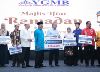 ROSMAINI Latif (lima kanan) bersama penerima lain yang mendapat manfaat daripada Yayasan Guru Malaysia Berhad (YGMB) di Kota Bharu, Kelantan semalam.-UTUSAN