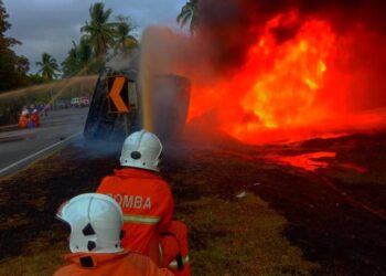 ANGGOTA bomba berusaha memadamkan kebakaran melibatkan sebuah lori tangki minyak di Kampung Beris Lalang, Bachok, Kelantan petang tadi-UTUSAN/IHSAN JBPM KELANTAN