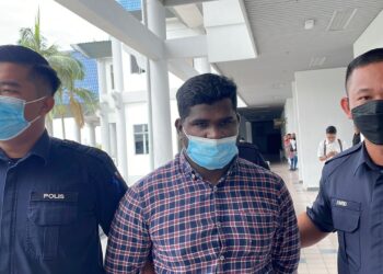 TERTUDUH dihadapkan ke Mahkamah Majistret, Ayer Keroh, Melaka atas pertuduhan melakukan bunuh dengan menyebabkan kematian seorang lelaki.