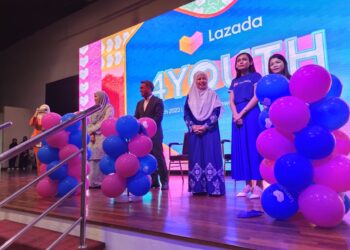 YAMIN Yasin (tiga dari kiri) dan Azian (tiga dari kanan) pada Majlis Perasmian Penutup Program Lazada4Youth di UiTM Cawangan Negeri Sembilan Kampus Rembau, hari ini.-UTUSAN/NOR AINNA HAMZAH.