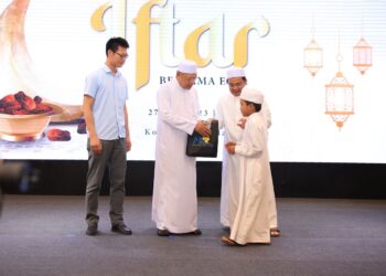 AHMAD Yakob (tengah) menyampaikan sumbangan kepada anak yatim semasa program MRL Santuni Warga Emas dan Anak-Anak Yatim Sempena Ramadan di Kota Bharu, Kelantan semalam-UTUSAN/KAMARUL BISMI KAMARUZAMAN