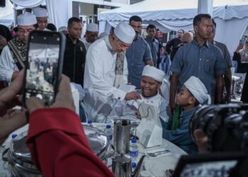 AHMAD ZAHID Hamidi menyampaikan sumbangan kepada pelajar tahfiz pada Majlis Santunan Kasih Ramadan di Masjid Ar-Rahman Kampung Pulai, Serkam, Jasin, Melaka. - UTUSAN/SYAFEEQ AHMAD