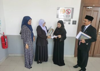 IRDIENA Hakim Jasman (dua dari kanan) berbincang dengan peguam yang mewakilinya berhubung kes tuntutan hadhanah terhadap adik bongsunya Khadija Ahmad Shahrizal,  di Mahkamah Syariah Kota Bharu, Kelantan hari ini.-UTUSAN/ROSALWANI CHE SOH