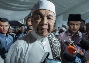 AHMAD ZAHID Hamidi ketika ditemui pemberita selepas menunaikan solat tarawih di Masjid Ar-Rahman Kampung Pulai, Serkam, Melaka. - UTUSAN/SYAFEEQ AHMAD