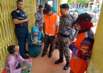 SEORANG lelaki warganegara Thailand dicekup ketika sedang mengemis di kawasan kaki lima sebuah bank di Kota Bharu, Kelantan hari ini.UTUSAN/ROHANA MOHD.NAWI.
