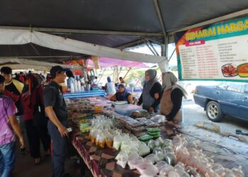 ANGGOTA penguat kuasa  KPDN Gua Musang memeriksa premis bazar Ramadan di Gua Musang, Kelantan, semalam.UTUSAN/IHSAN KPDN
