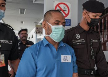 TERTUDUH didakwa di Mahkamah Majistret, Ayer Keroh, Melaka atas pertuduhan menyebabkan kematian banduan warga asing. - UTUSAN/SYAFEEQ AHMAD