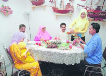 KESUKARAN dan kesulitan yang dihadapi untuk
menyediakan juadah berbuka dalam keadaan
berpuasa akan menerima pahala setimpal
dengan usaha dan kepenatan seseorang.