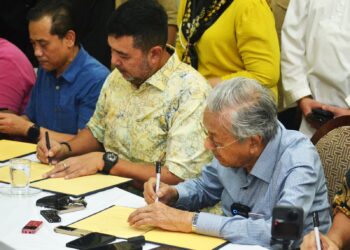 DR. Mahathir Mohamad menandatangani borang Proklamasi Orang Melayu di Bilik Mesyuarat Ibu Pejabat Putra Malaysia pada 19 Mac lalu. - UTUSAN/SYAKIR RADIN