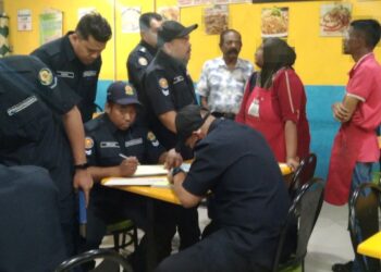 PENGUATKUASA mengambil keterangan peniaga yang melakukan kesalahan di bawah Seksyen 14(a) Enakmen Jenayah Syariah 2014 di Sungai Petani.