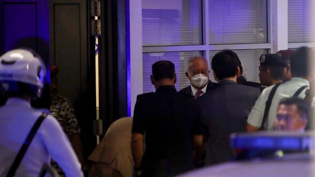 Peluang Najib untuk bebas terkubur, kekal di penjara. Peluang Najib untuk bebas terkubur, kekal di penjara.