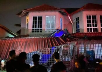KEADAAN kereta jenis Proton Putra yang terbabas ke atas bumbung sebuah rumah di Kampung Padang Bongor, Kota Bharu, Kelantan.-UTUSAN/MEDIA SOSIAL