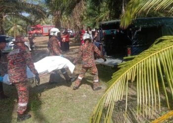ANGGOTA bomba mengusung mayat mangsa yang ditemukan di sebatang anak sungai di Kampung Kandis, Bachok, Kelantan hari ini.-UTUSAN/IHSAN JBPM