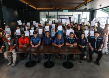 HISHAMUDDIN Hashim (tiga dari kanan) bersama hampir 140 mangsa skim pelaburan saham antarabangsa dalam sidang akhbar di Sungai Besi hari ini.