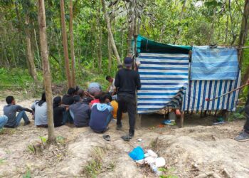 SERAMAI 18 orang penagih dadah ditangkap hasil serbuan ke atas sebuah pondok di dalam kebun getah yang dijadikan sarang penagihan dadah di Felda Jelai 4, Gemas, Tampin, semalam.