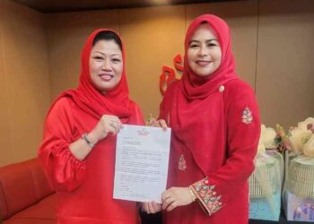 NORAINI Idris (kiri) menerima surat lantikan sebagai Ketua Wanita UMNO Sabah daripada Noraini Ahmad di Kuala Lumpur semalam