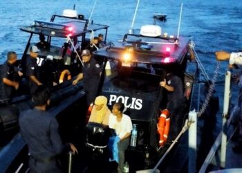 ANGGOTA TLDM membantu menyelamatkan mangsa bot karam yang ditemukan di perairan Sibutu, Filipina-IHSAN TLDM