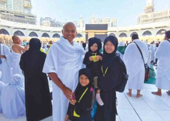 MOHD Helmi bersama isteri dan dua orang anaknya mengerjakan umrah  pada Mac lalu.
