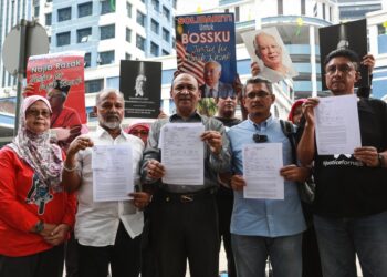 ZAMIL Ibrahim (tengah) hadir bersama beberapa penyokong bekas Perdana Menteri di IPD Dang Wangi hari ini.