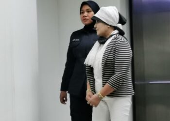 TERTUDUH diiringi anggota polis semasa hadir untuk perbicaraan di Mahkamah Sesyen di Tunjong, Kota Bharu, Kelantan-UTUSAN/ROSALWANI CHE SOH
