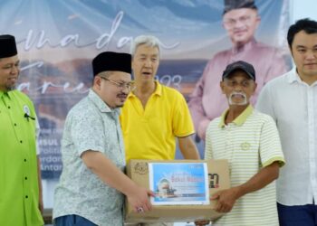SHAMSUL ISKANDAR Mohd. Akin (kiri) yang juga Setiausaha Politik Kanan kepada Perdana Menteri pada Majlis Penyerahan Bakul Madani di Japerun Ayer Keroh, Melaka.