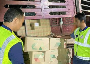 030423-Klt-Lari Minyak-Done Online




ANGGOTA penguat kuasa  KPDN sedang memeriksa minyak masak peket yang dirampas dalam serbuan di kawasan ladang kelapa sawit di Felcra Kemahang 3,  Tanah Merah, Kelantan. - UTUSAN/IHSAN KPDN