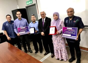 Shaharum Shamsuddin (tengah) bergambar bersama  Dr. Ahmad Basri Ibrahim (tiga dari kiri) dan Noor Ain Mohd. Amin (dua dari kanan) pada Majlis Sumbangan Dana Zakat oleh PNB dan BPMB di HUSM Kubang Kerian, Kota Bharu, Kelantan semalam.- UTUSAN/ ROSLIZA MOHAMED