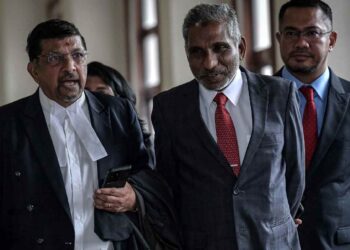 MOHD Irwan Serigar Abdullah (tengah) bersama peguam belanya, Datuk K. Kumaraendran pada prosiding sebutan kes pevah amanah harta kerajaan berjumlah RM6.6 bilion di Mahkamah Tinggi Kuala Lumpur di sini hari ini.