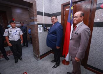 AB. RAUF Yusoh mengimbas mesin perakam waktu di Pejabat Ketua Menteri di Seri Negeri, Ayer Keroh, Melaka.