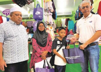 MOHAMMAD SHAMI AMRI Noorazizan menerima sumbangan baju raya disampaikan Pengurus Besar TM Melaka, Datuk Rozlan Mohamed sambil disaksikan Zainab Mansor dan Hameed Mytheen Kunju Basheer di sebuah pusat pakaian di Masjid Tanah, Melaka.