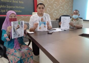 MUHAMAD AKMAL Saleh bersama isteri Kamis Ahmad, Jaliah Yusof (kiri) dalam sidang akhbar di Pejabat Japerun Merlimau, Jasin, Melaka. - UTUSAN/AMRAN MULUP