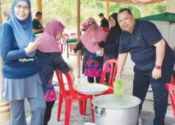 Muhd. Hydier (kanan) bersama ahli-ahli kariah Surau Lembah Paya sedang menyediakan bubur lambuk untuk diagihkan. – UTUSAN/ABDUL RAZAK IDRIS