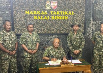 Mohammad Ab Rahman (duduk  tengah )menandatangani buku lawatan ketika lawatan kerjanya di Kem Taktikal Balai Ringin, semalam.